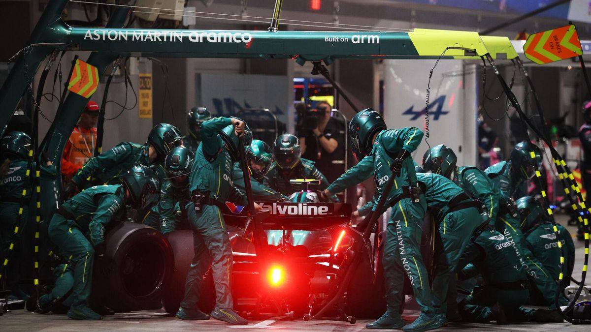 SINGAPORE (Singapore), 05/10/2025.- Aston Martin driver Fernando Alonso of Spain in the pits during the 2025 Formula 1 Singapore Grand Prix at the Marina Bay Street Circuit in Singapore, 05 October 2025. (Fórmula Uno, España, Singapur) EFE/EPA/FAZRY ISMAIL / POOL