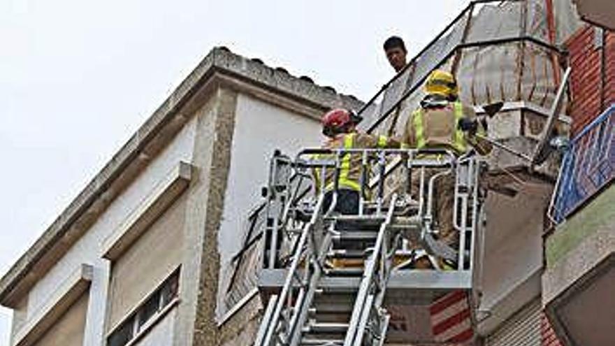 Els Bombers han de retirar l&#039;arrebossat d&#039;un balcó