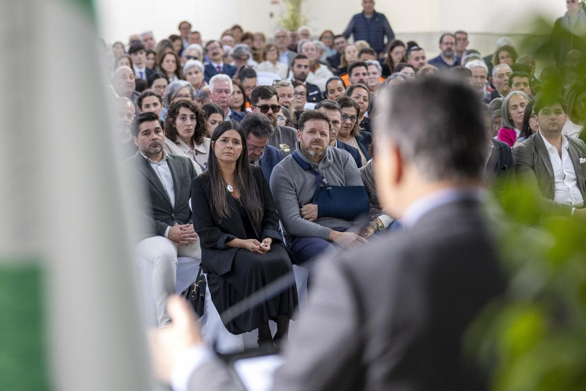 HUELVA, 02/03/2026.- El alcalde de Adamuz, Rafael Ángel Moreno (d), ofrece un discurso durante una ceremonia de hermanamiento entre las localidades de Huelva y Adamuz, este lunes en Huelva. La ciudad de Huelva y el municipio cordobés de Adamuz han sellado este lunes su hermanamiento oficial que nace como un reconocimiento institucional de "amistad, gratitud y solidaridad" tras el trágico accidente ferroviario que costó la vida a 46 personas, 28 de Huelva, y vinculó para siempre a ambos territorios. EFE/ Alberto Díaz