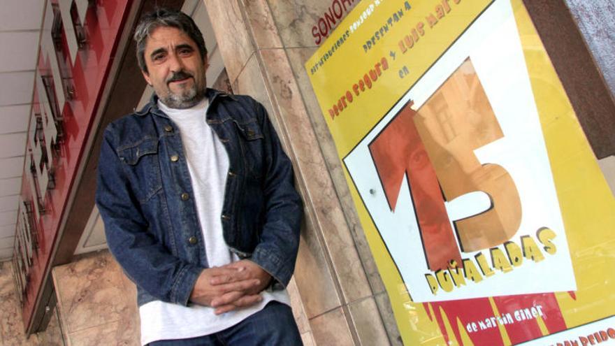 Pedro Segura posa para LA OPINIÓN en la puerta del Teatro Circo de Cartagena.