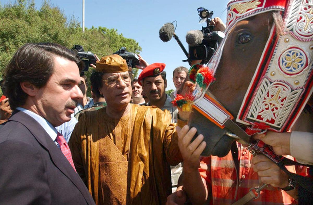(18-9-2003). Gadafi muestra un caballo de raza árabe a José María Aznar -entonces presidente del Gobierno español-, durante la segunda entrevista entre los mandatarios.