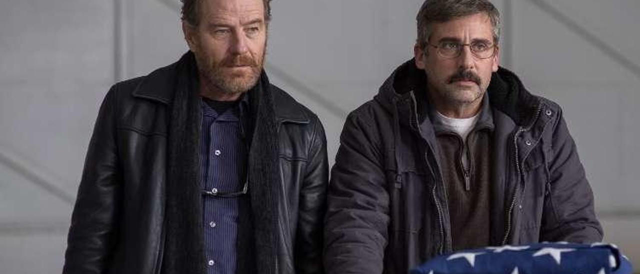 Bryan Cranston (izda.) y Steve Carell, en &quot;La última bandera&quot;.   // Vértigo Films