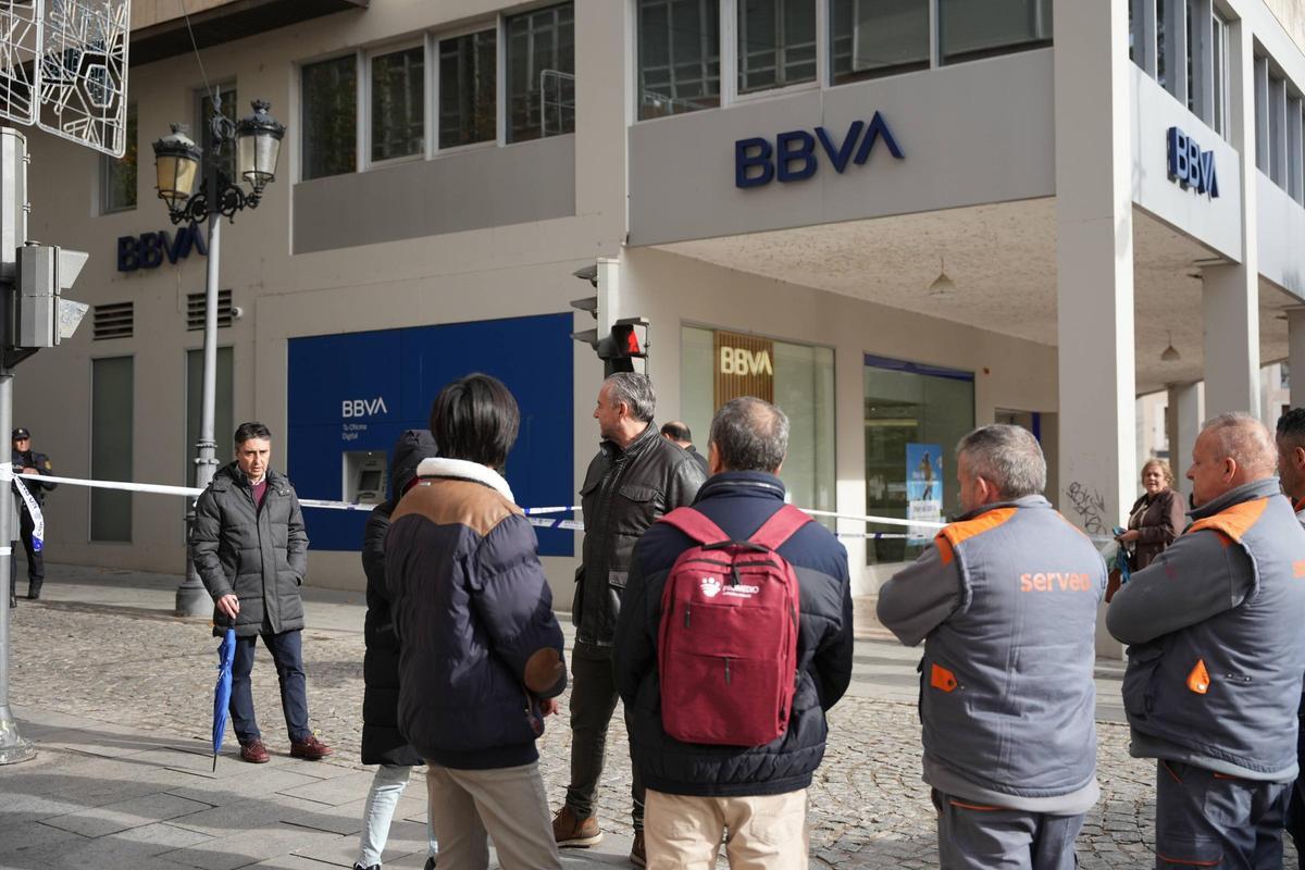 Fotogalería | Exterior del edificio de la Diputación de Badajoz, desalojado por un aviso de bomba