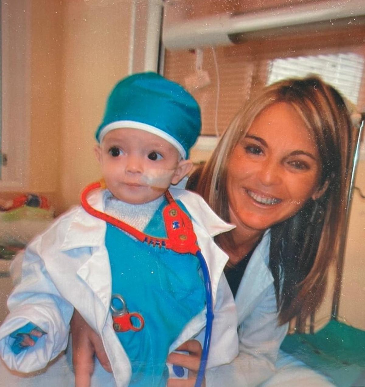 La doctora Begoña Polo (Unidad Digestivo Pediátrica de Hospital La Fe) con Roberto