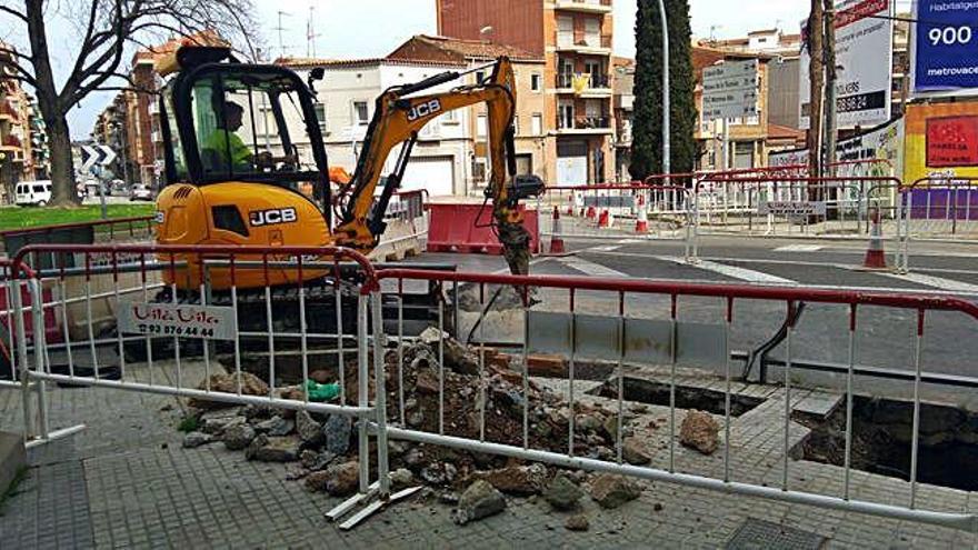 Imatge de les obres que es duien a terme ahir a la confluència amb la rotonda de la Creu