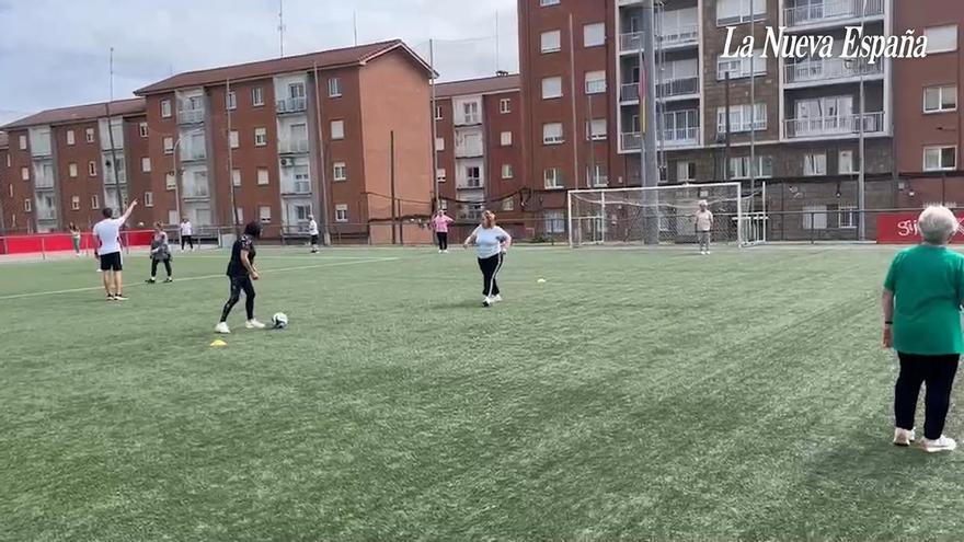 VÍDEO: Clase de iniciación al Fútbol Andarín con varios centros sociales de Gijón