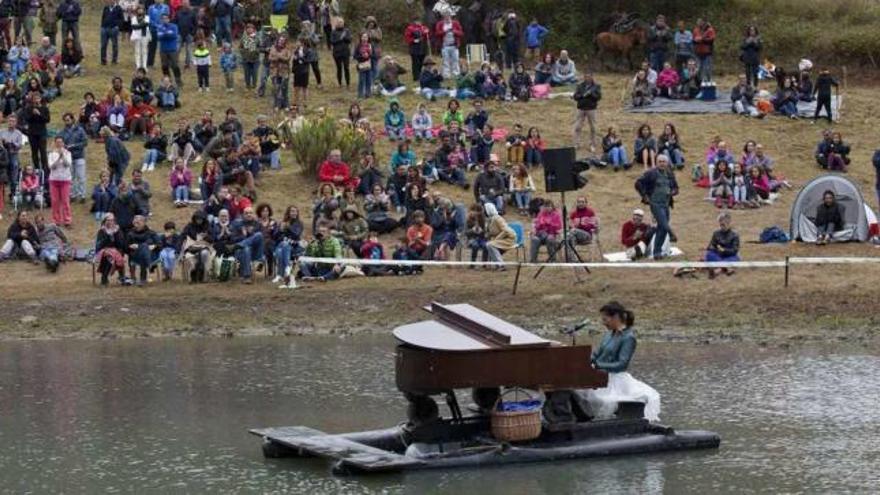 La Braña'l Río embarca en el piano flotante