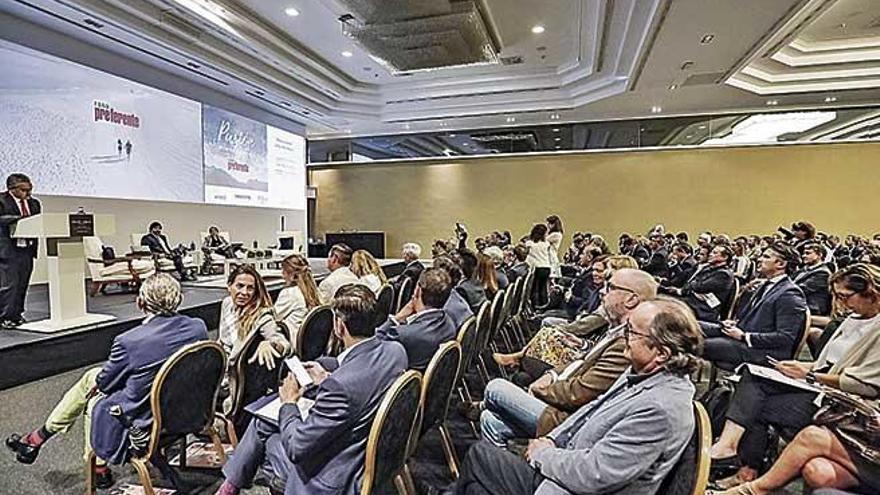 Al Foro Preferente asistieron mÃ¡s de cuatrocientos representantes del sector turÃ­stico.