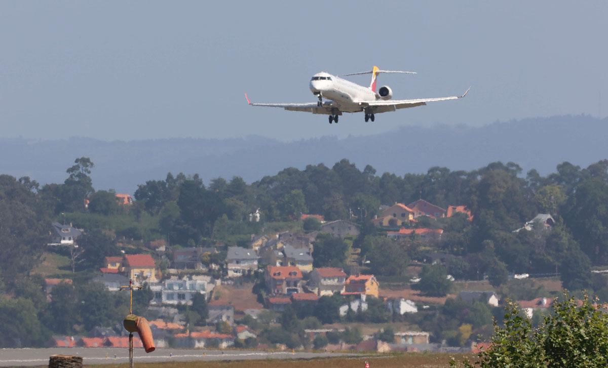 Un avión tomando tierra en el aeródromo coruñés de Alvedro.