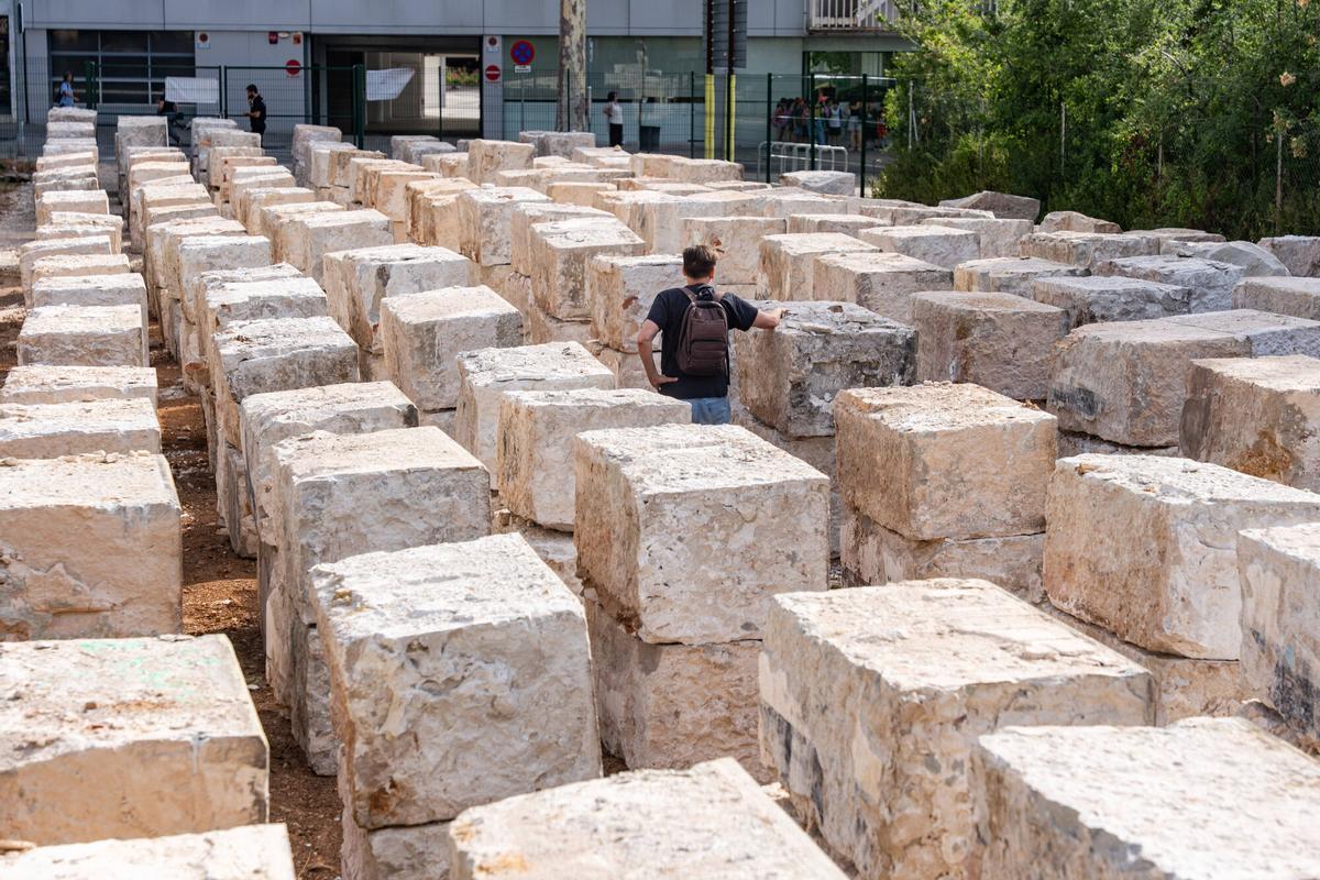 Barcelona guarda a Glòries com un tresor 250 blocs de les extintes pedreres de Montjuïc