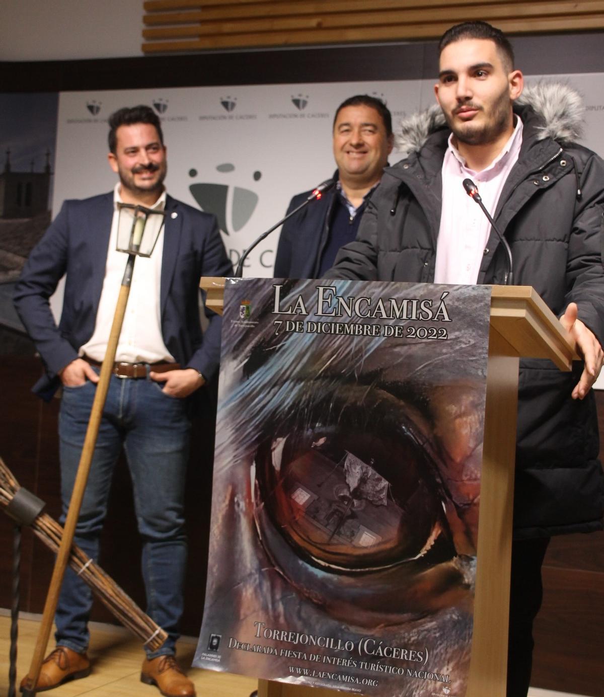 Jesús Oliva, portaestandarte 2022, junto al presidente de los Paladines y el alcalde de Torrejoncillo, en la presentación de la fiesta.