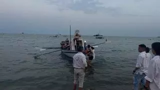 La Virgen del Carmen desembarca en el Postiguet entre antorchas, fuego y fervor marinero
