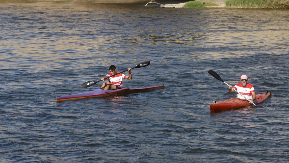 En el río es frecuente ver a gente realizando deportes acuáticos.