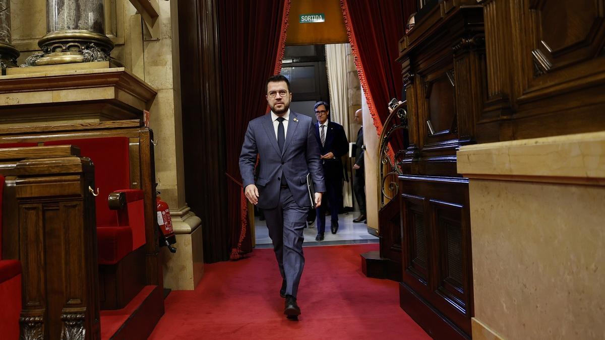 El president de la Generalitat, Pere Aragonès, y el líder del PSC, Salvador Illa, este miércoles en el Parlament