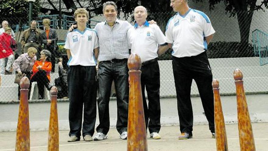 Por la izquierda, Andoni, Marcelino Segura, José Antonio Palacio y Bernardo, en la final por parejas.