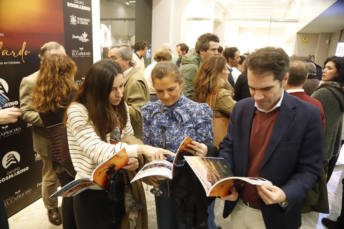 Asistentes al acto ojean ejemplares del libro editado por Diario CÓRDOBA.