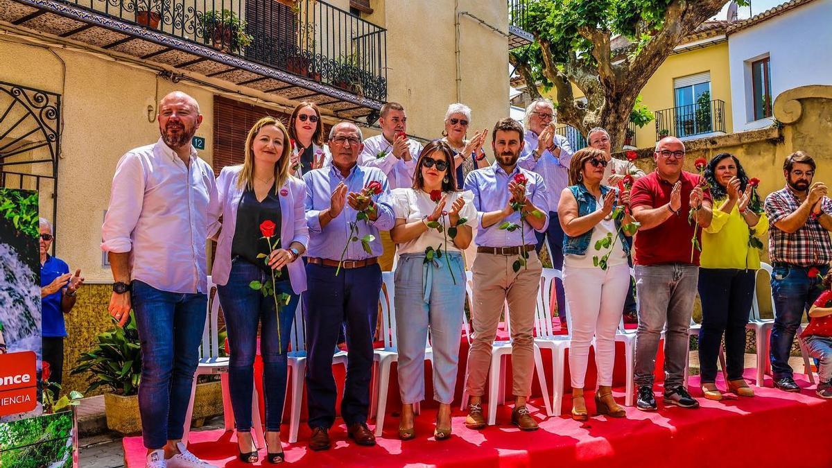 Toni Gaspar, junto a la alcaldesa de Anna y el resto de la candidatura del PSPV en la localidad.