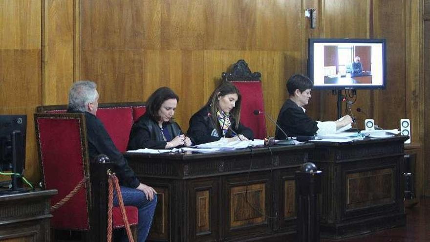 El acusado (i) durante una declaración por videoconferencia. // I.Osorio