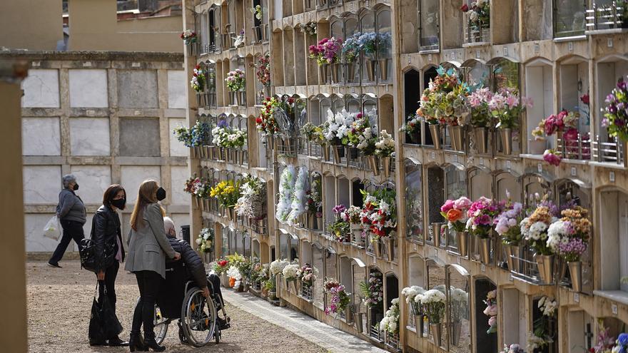 Tots Sants omple cementiris com abans de l’inici de la pandemia