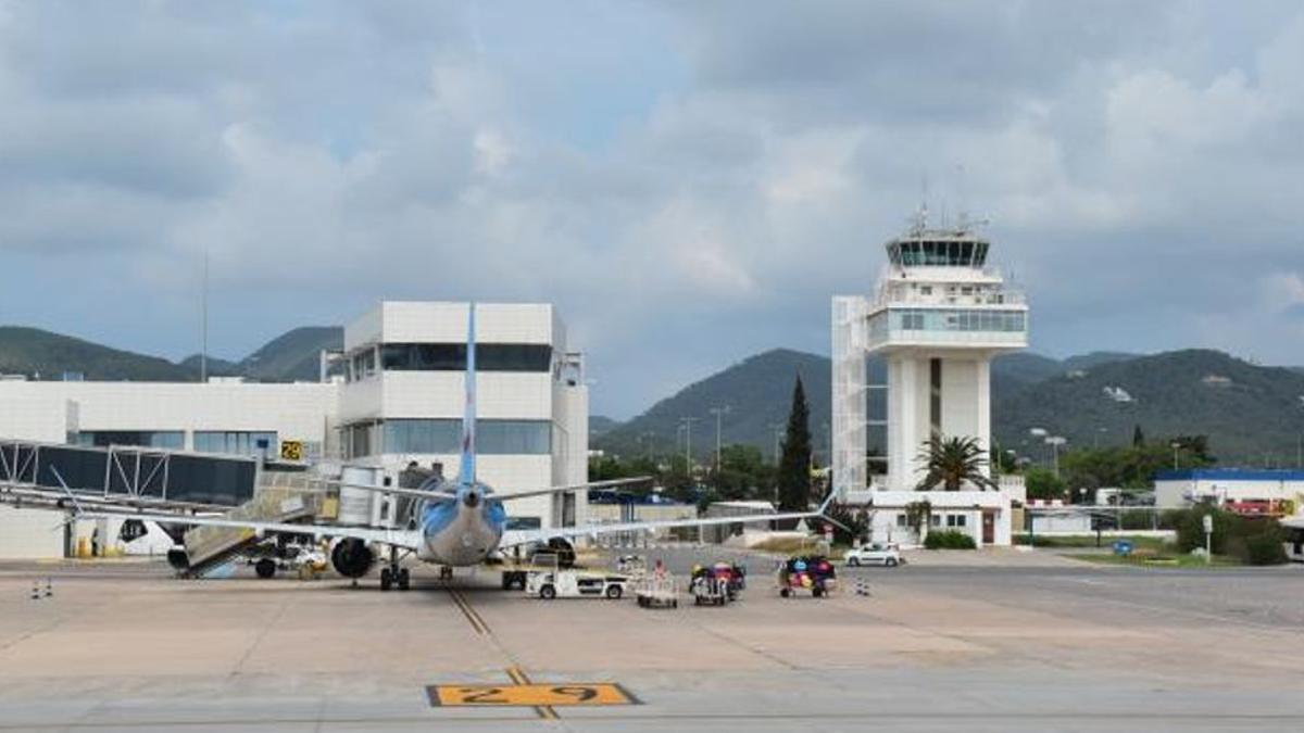 Un avión estacionado en la plataforma situada frente a la terminal, el pasado mes de octubre.