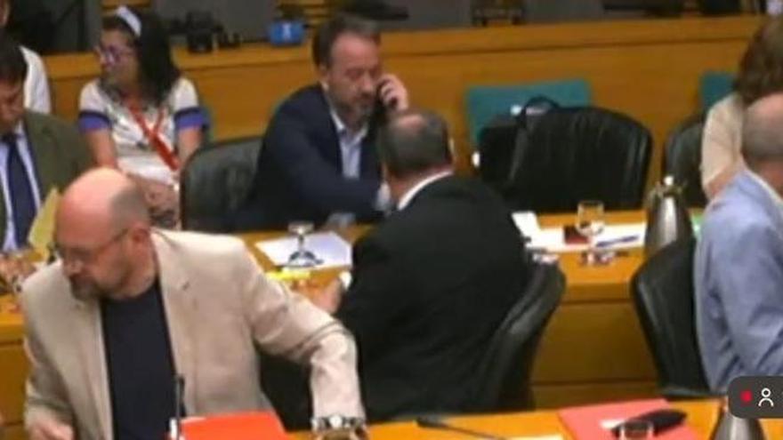 Un micro abierto 'caza' a dos diputados de Vox criticando a otra del PSPV: "Es terrible, emplea un tono que le hace antipática"