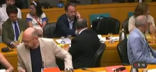 Un micro abierto 'caza' a dos diputados de Vox criticando a otra del PSPV: "Es terrible. Emplea un tono que le hace antipática"
