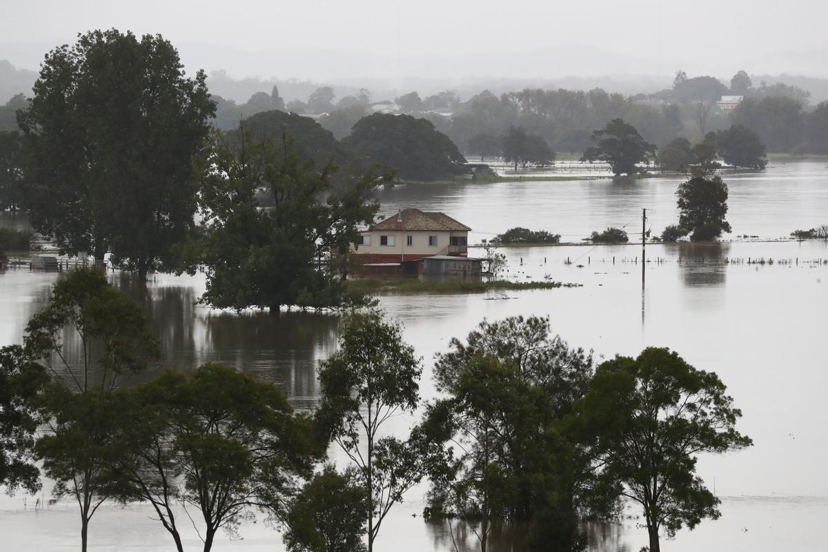 Miles de personas han sido evacuadas del oeste de Sídney