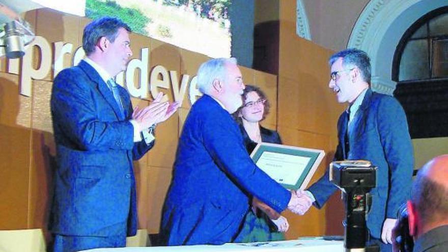 Alex Cendón recibe de manos del ministro Arias Cañete el diploma acreditativo en Madrid.  // D.P.