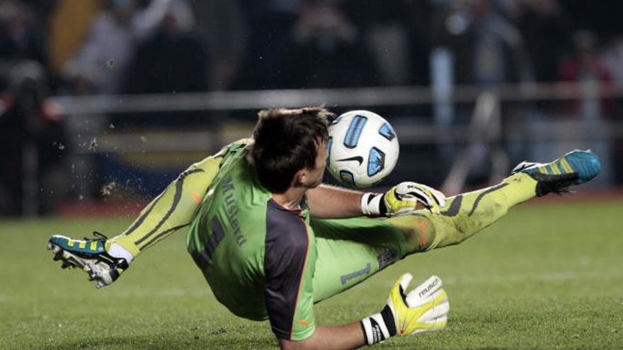 El guardameta de la selección de Uruguay Néstor Muslera le detiene el penal a Carlos Tévez, con el que su equipo le ganó a Argentina la serie 5-4, luego de empatar el partido con prórroga 1-1, hoy, sábado 16 de julio de 2011, en el estadio del club Colón, en la ciudad de Santa Fé, por los cuartos de final de la Copa América 2011 Argentina 2011.