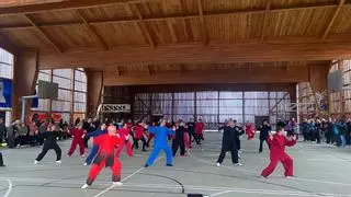 Gijón se rinde al taichí en su día mundial: cerca de 70 personas ofrecen una exhibición