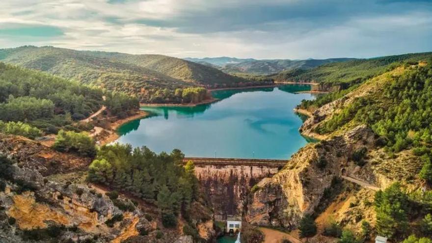 El pequeño pueblo de Zaragoza que esconde una piscina municipal donde comer una de las mejores paellas de Aragón: "Un sitio de lujo"