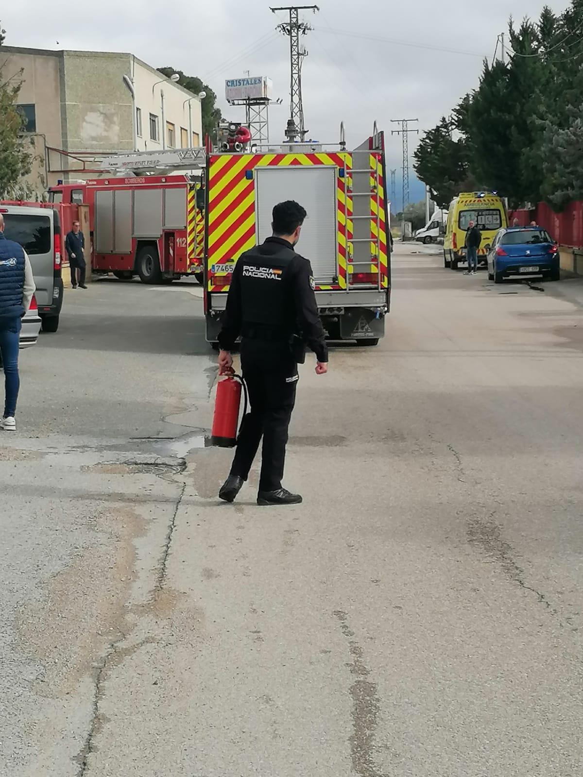 Bomberos y agentes de la Policía Nacional, en la nave de Yecla siniestrada.