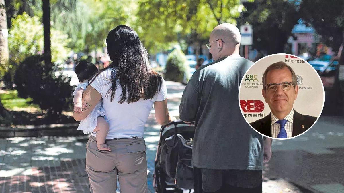 Una pareja pasea a su bebé por Cánovas. En el círculo, Eduardo Gutiérrez, portavoz de Vox.