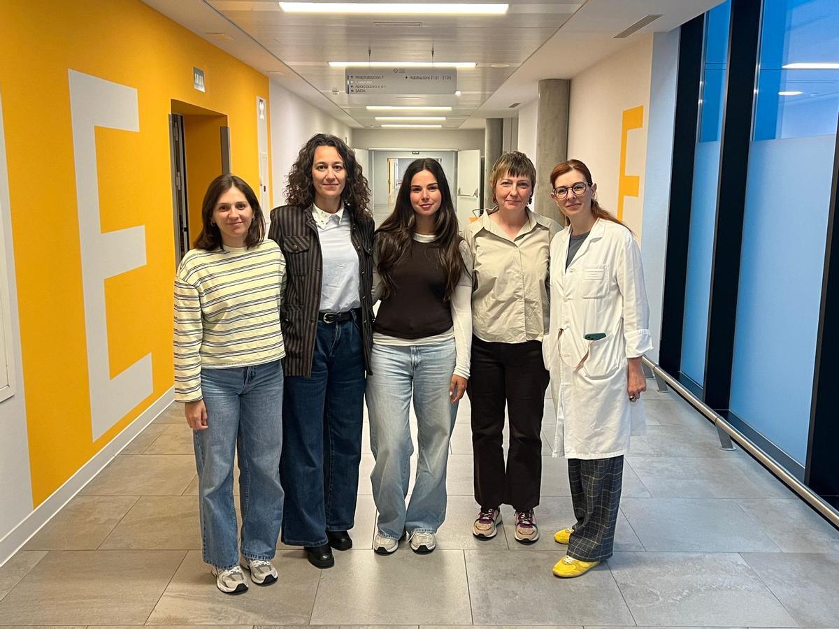 Desde la izq., las psicólogas clínicas Marta Yáñez (estará en Ponteareas), Saba Fernández (Olimpia Valencia), Andrea Navarro (Moaña) e Irene Esperón (Navia), con la psiquiatra Marta López.