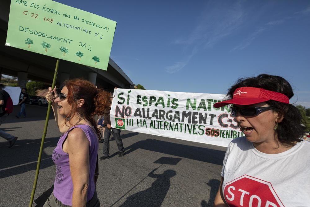 Protesta de la plataforma Aturem la C-32 a peu de carretera