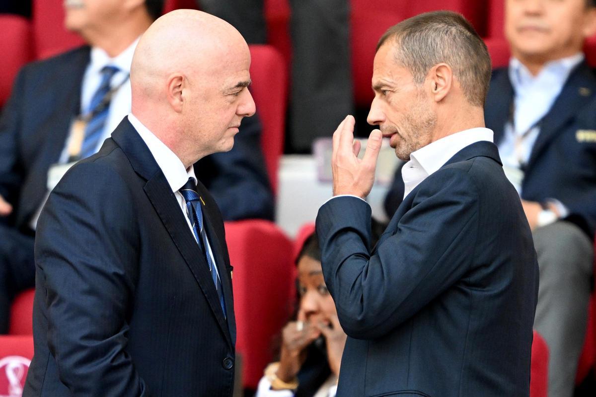 Infantino y Ceferin, presidentes de la FIFA y la UEFA, en el Mundial de Catar de 2022.