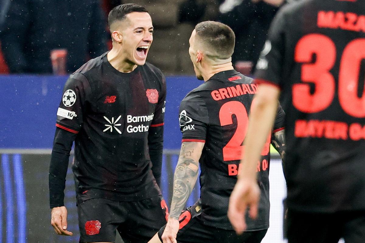 Alejandro Grimaldo y Lucas Vazquez celebran un gol con el Bayer Leverkusen