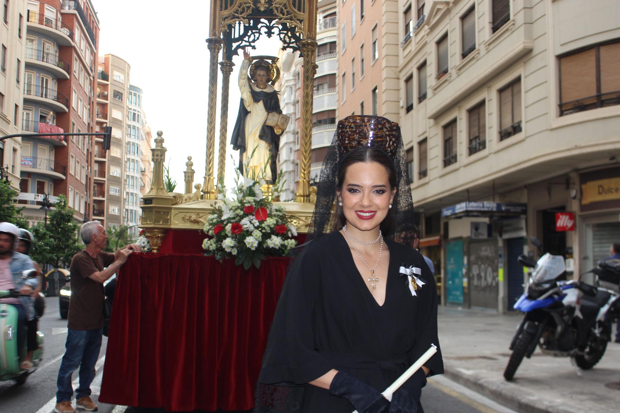 La calle San Vicente acoge la procesión "dels Xiquets" con tres generaciones falleras