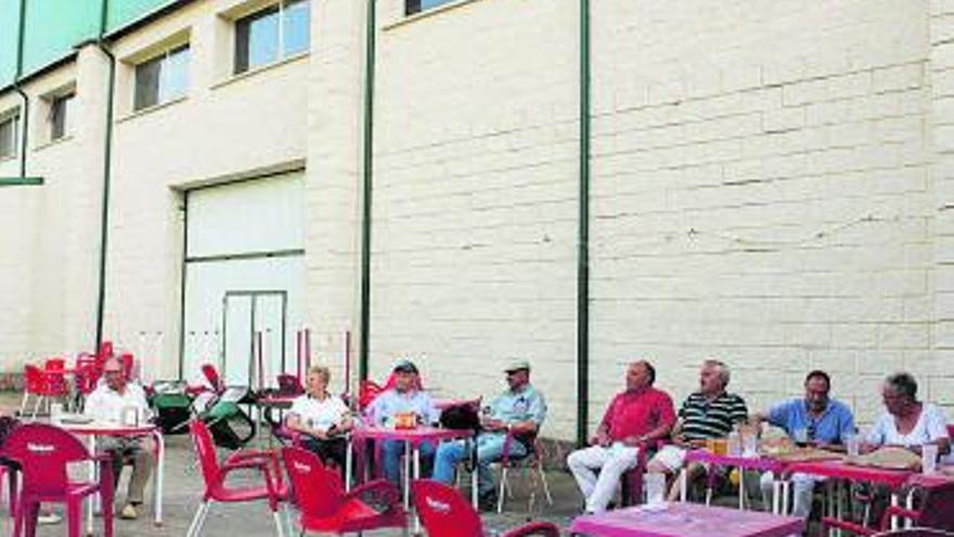 Personas acogidas este verano en el albergue de Asturianos. | A. S.