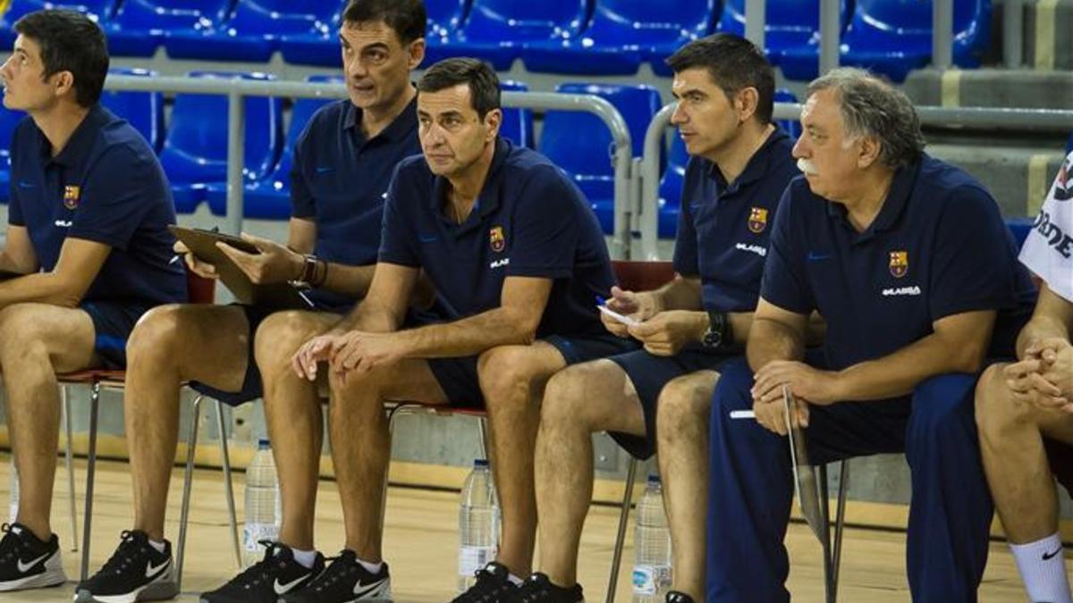 Bartzokas en el banquillo acompañado de Christos Pappas, Josep María Berrocal y Pino Grdovic, su nuevo staff ténico en el Barça Lassa