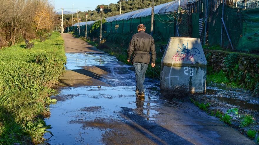 Vuelven a salir aguas fecales al paseo del río en Plasencia