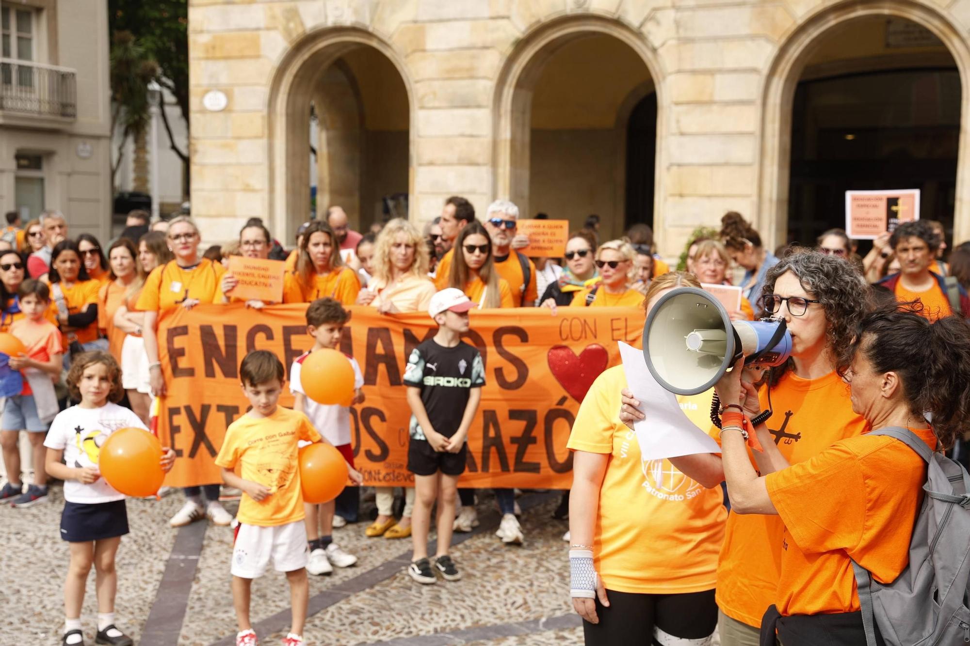 Así fue la gran concentración en Gijón por la educación concertada (en imágenes)
