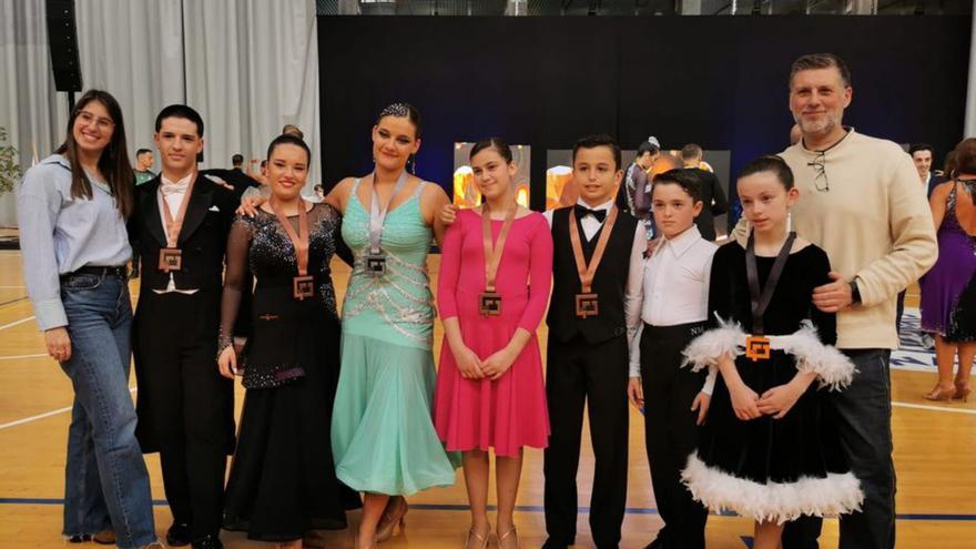 Los bailarines con sus profesores de Sondodance.   | //PATRICIA FIGUEIRAS