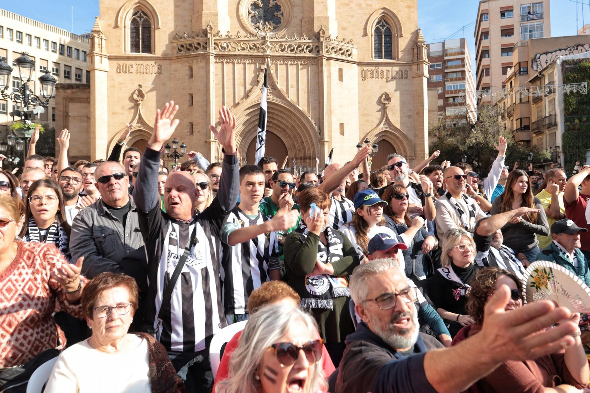 La plaza Mayor de Castelló se tiñe de albinegrismo en un día para el recuerdo