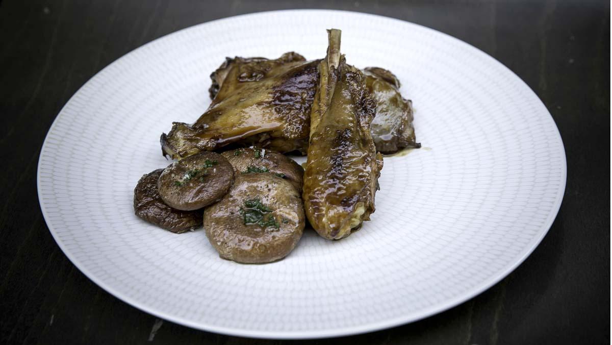 Receta de pollo lacado con miel y setas a la brasa de Tomás Rodríquez, del restaurante Axarquía