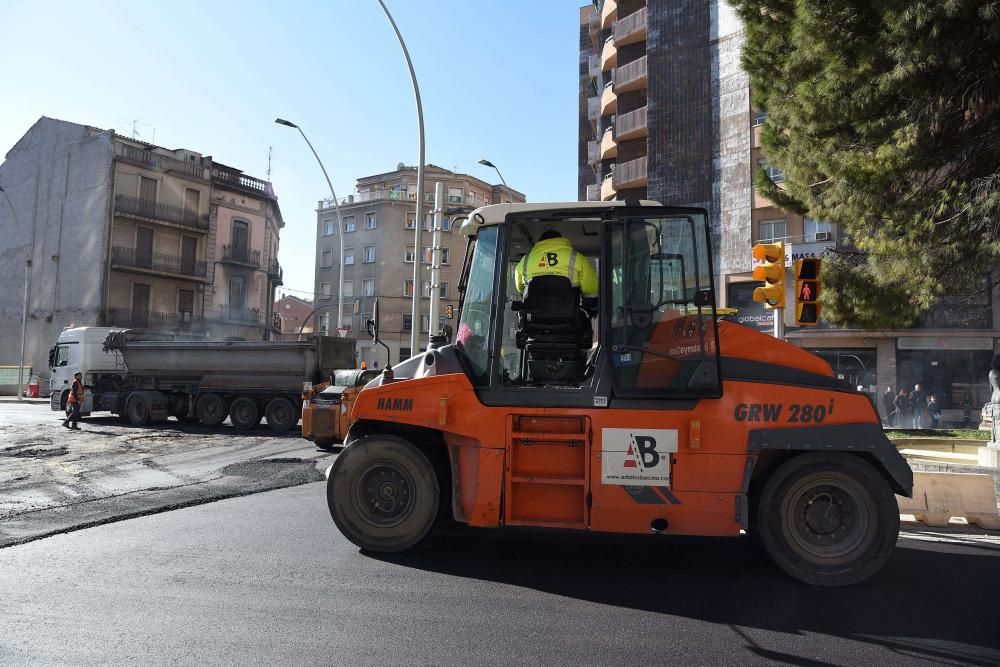 Obres per asfaltar la rotonda de la Bonavista