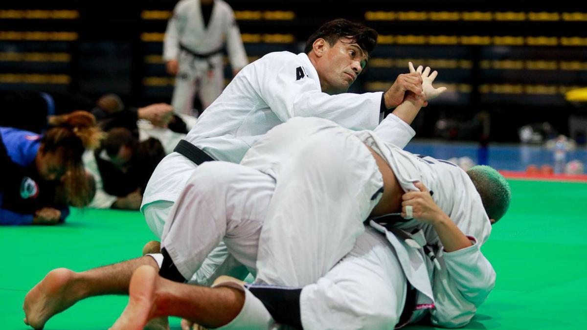 El maestro brasileño supervisa de cerca las técnicas empleadas durante una de las luchas en su clase. 