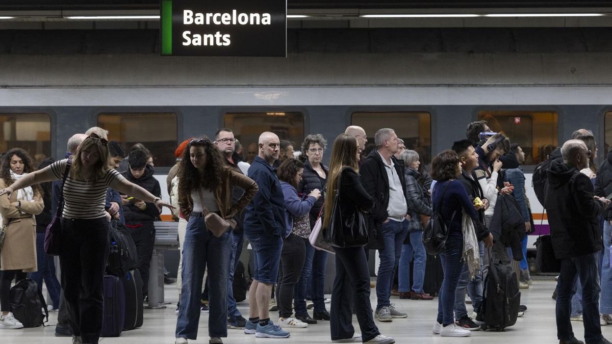 Pasajeros en la Estación de Sants de Barcelona.