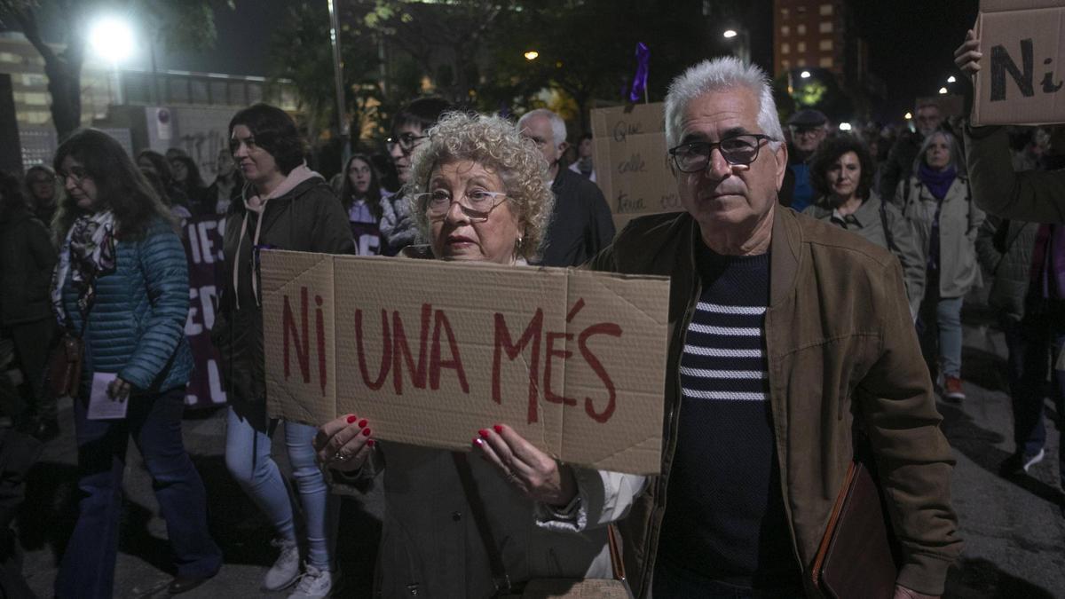 Asistentes a una manifestación por el 25-N que hoy volverá a recorrer las calles de Sagunt.
