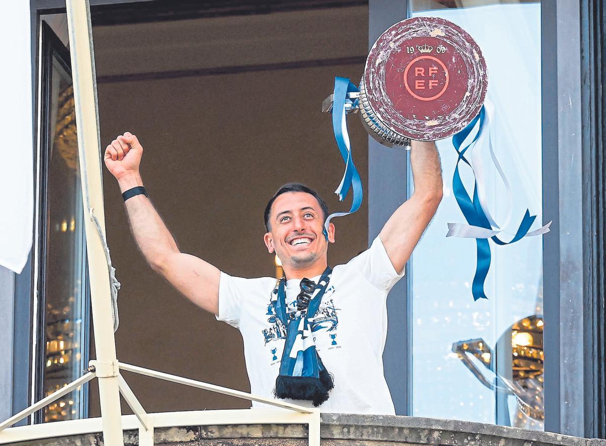 Oyarzabal festeja la conquista de la Copa en el balcón del Ayuntamiento de San Sebastián.